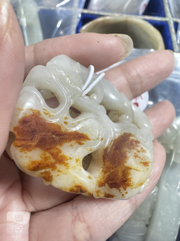 清 玉松鼠葡萄坠 - 图5